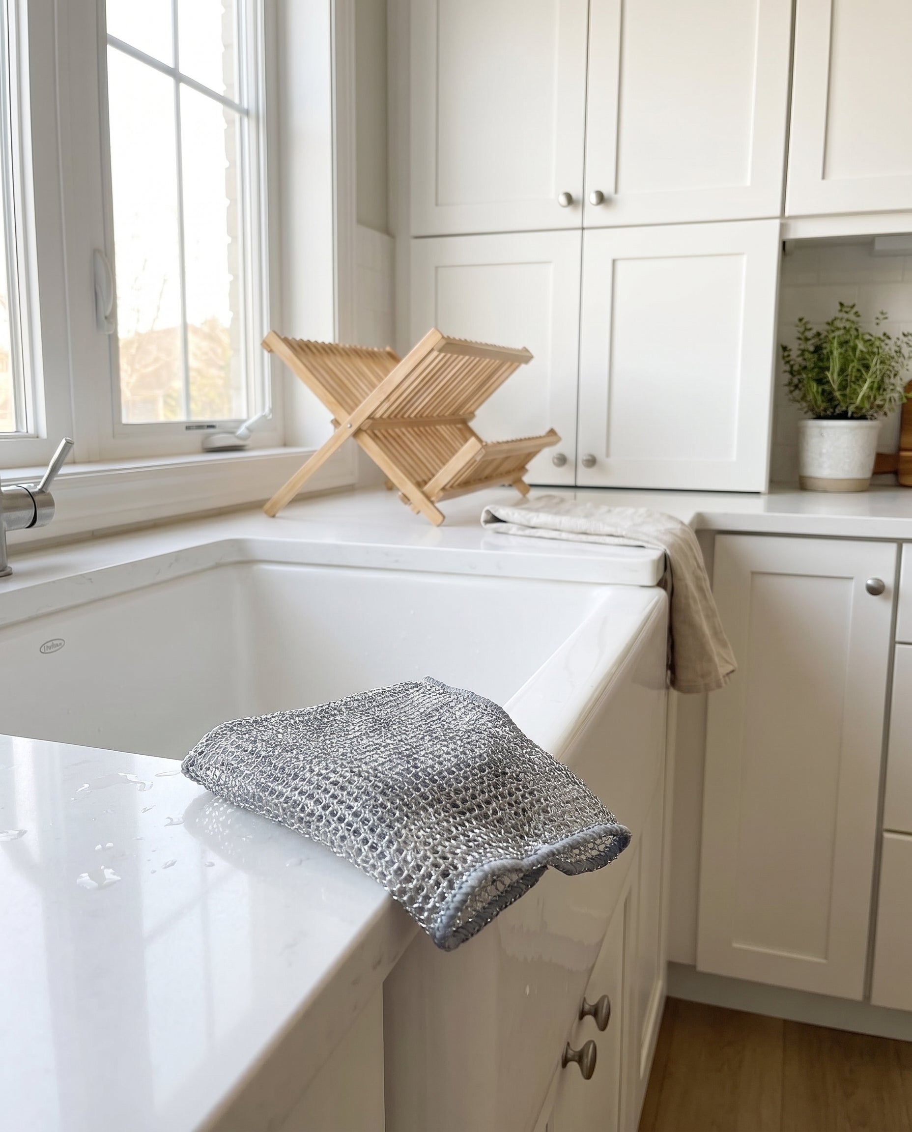 Metal scrubber on Scandinavian kitchen sink – lifestyle | Livnorr