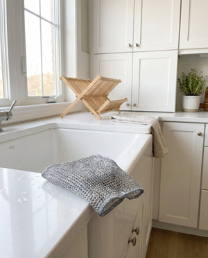 Metal scrubber on Scandinavian kitchen sink – lifestyle | Livnorr